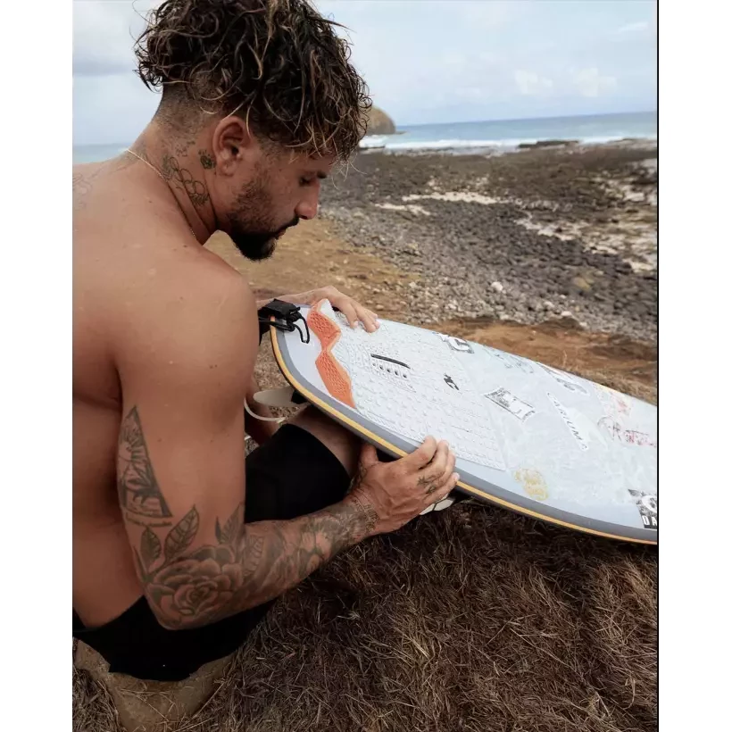 Surfboard tail pad Creatures Proto 1.4 Eco Platinium Speckle Fluro Red