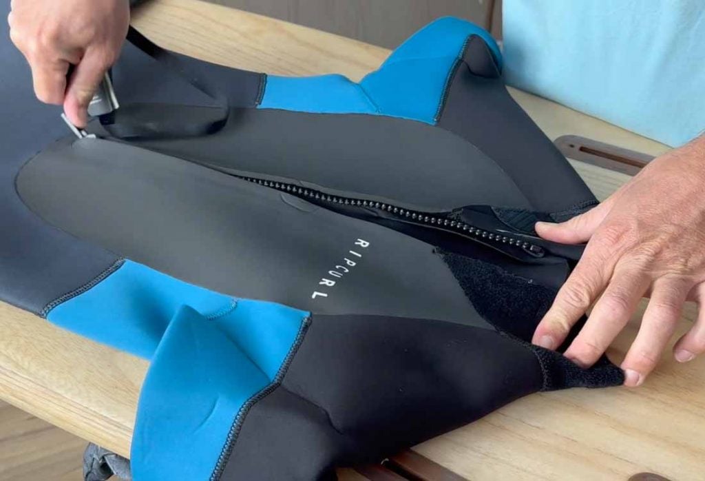 traje de neopreno con cierre trasero