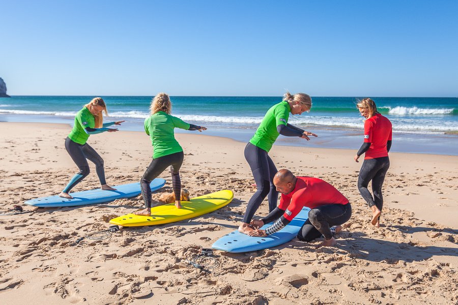 Comment progresser en surf : conseils et techniques pour débuter