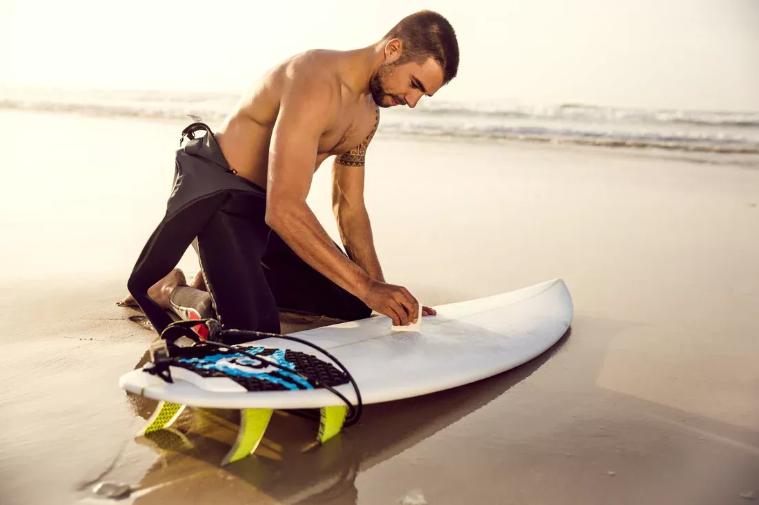 Para qué sirve la cera en la tabla de surf y cómo aplicarla