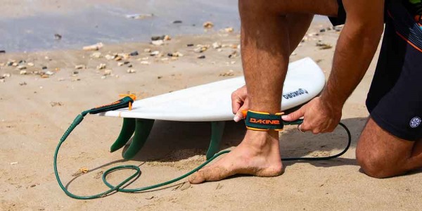 Come mettere il leash sulla tua tavola da surf