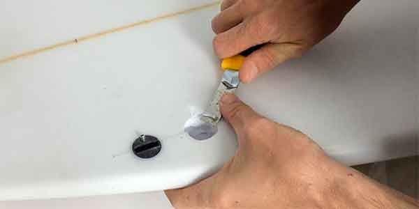 Come cambiare una fin-plug rotta dalla tua tavola da surf