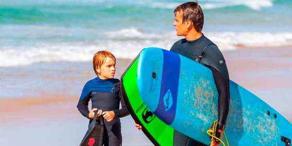Come fare in modo che i tuoi figli condividano la tua passione per il surf?