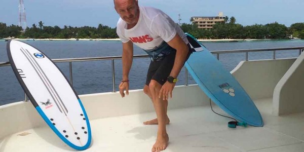Come alzarsi in piedi su una tavola da surf