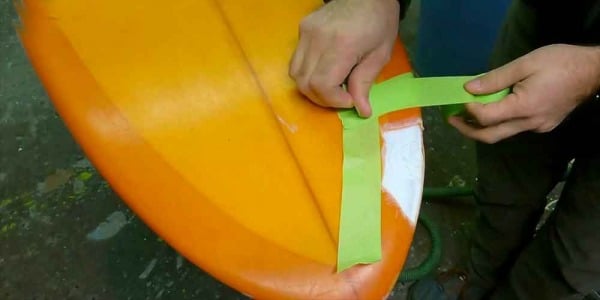 Réparer les rails d'une planche de surf