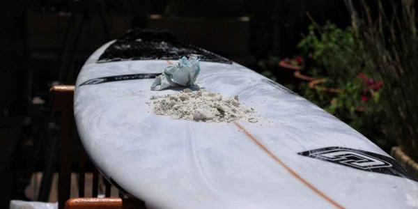 Come rimuovere la paraffina dalla tavola da surf