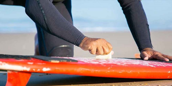 Come applicare la paraffina sulla tavola da surf