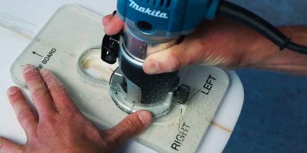 Comment insérer les plug d´aileron lors de la fabrication d´une planche de surf